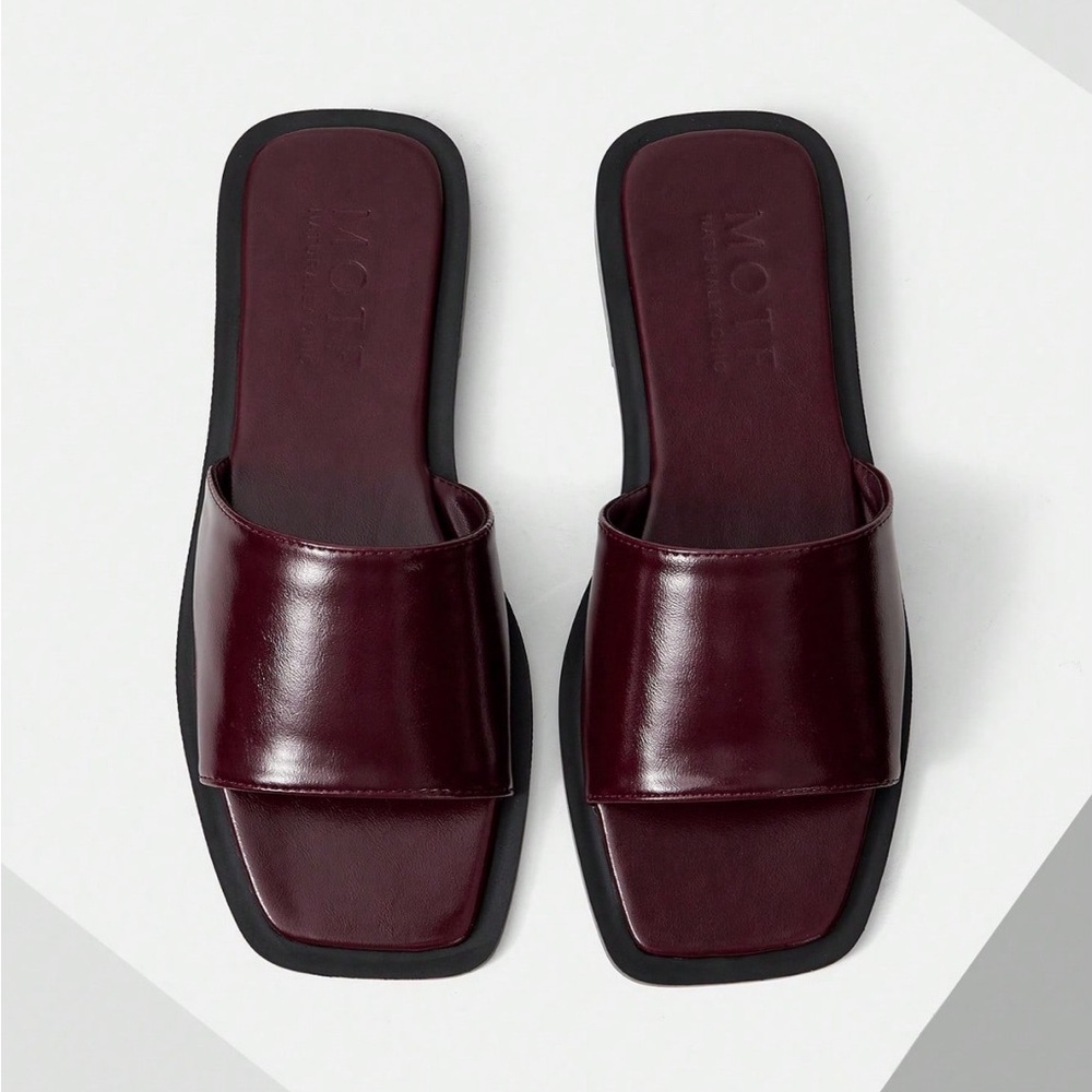 MOTF square toe flat sandals slides size 7-11
Size 37-41